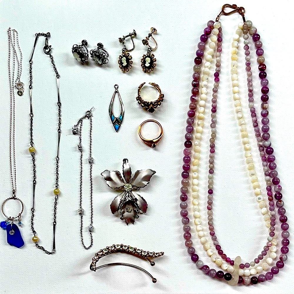 Lot of 11 pieces fashion jewelry, mostly vintage.